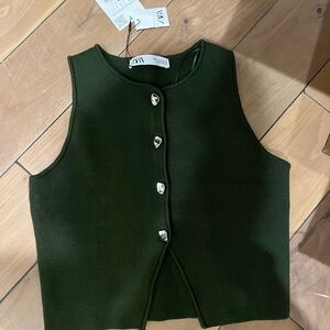 Crop hunter green top with buttons